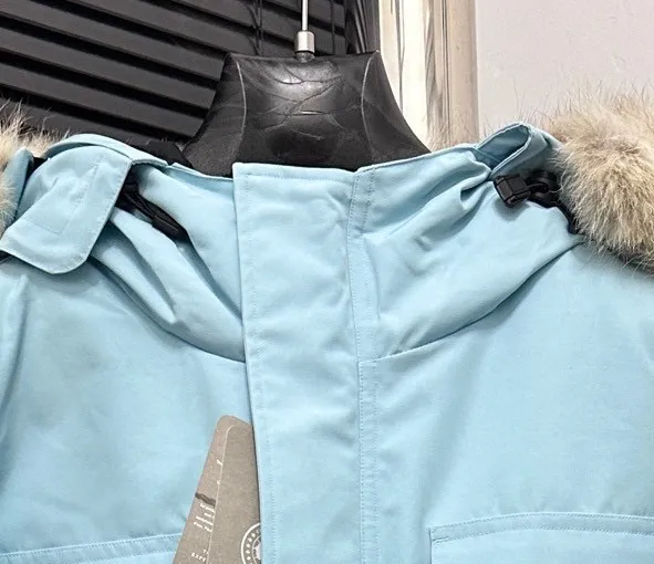 P780 Top Purchasing Version (Wolf Hair Optional) 🇨🇦CANADA GOOES 24 new models 08 models/couple models Factory direct supply: supplying global purchasing agents, micro-business, entities, Tmall, high-end stalls and studio cooperation, free shipping! Canada Goose Expedition Parka 2008 is the same style for men and women. It is mid-length and the most timeless classic. All Arctic and Antarctic scientific expedition teams choose Canada Goose as their cold-proof equipment. It is the Rolls-Royce of down jackets. ➖ Industry-leading anti-counterfeiting chip sensing. ➖ Imported Behringer embroidery machines and customized embroidery labels, the highest level and industry leading. ➖ Imported Korean 21-count polyester-cotton blended original fabric, TC85 waterproof coated fabric, water-repellent, windproof and wear-resistant. ➖ The new national standard 80 white duck down is filled with an average of 520 grams of down. The amount of down filled is industry-leading. ➖ 100% nylon lining with double double-layer sealing design to prevent velvet running, and seamless thread design on the cuffs! ➖ Western Canadian Green Wolf Collar. ➖ Yoshida YKK provides original factory-customized electroplated sliders. YKK two-way lockable zippers are tight and smooth and do not peel off paint. ➖ 3M composite Velcro is durable and the accessories and hardware are all custom-made. Note: Our copywriting is only simple and clear. Instead of bragging about the copywriting, it is better to compare and understand with samples. Only for the purest goose, the most dedicated, the most professional, the highest quality, the highest cost performance!  Size:XS-XXL